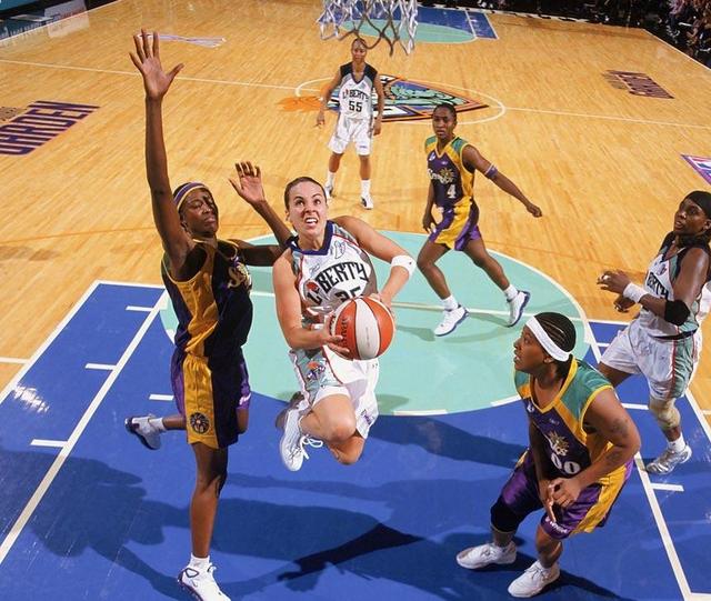 贝基·哈蒙-马刺首席女助教的传奇篮球人生
