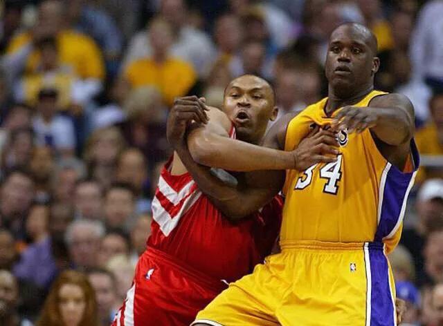 NBA历史最出名的打架事件，奥尼尔和巴克利互锤，奥尼尔被揍懵