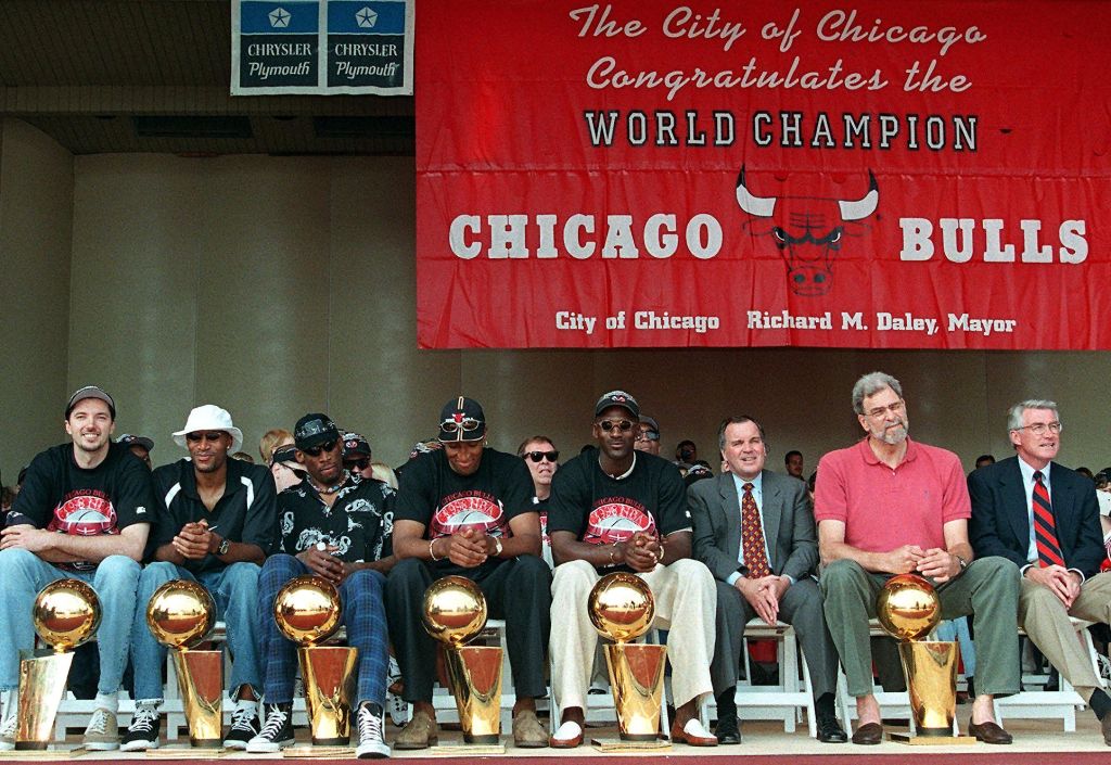 Chicago-Bulls-1998-team-Toni-Kukoc-Ron-Harper-Dennis-Rodman-Scottie-Pippen-Michael-Jordan (1).jpg