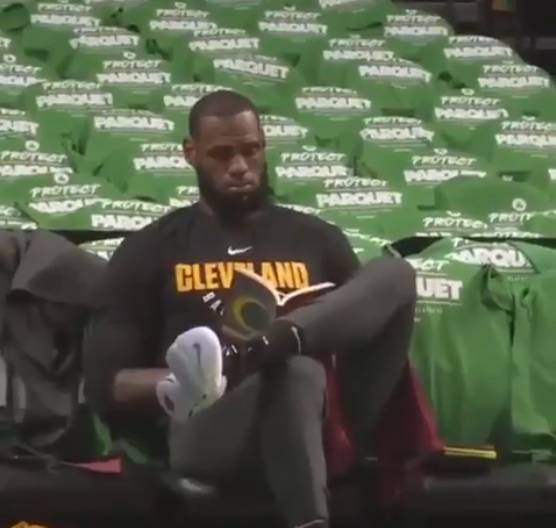 詹姆斯:赛前在看《炼金术士》 这本书适合所有