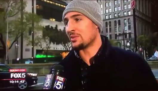 克莱-汤普森纽约街头接受采访谈建筑施工问题