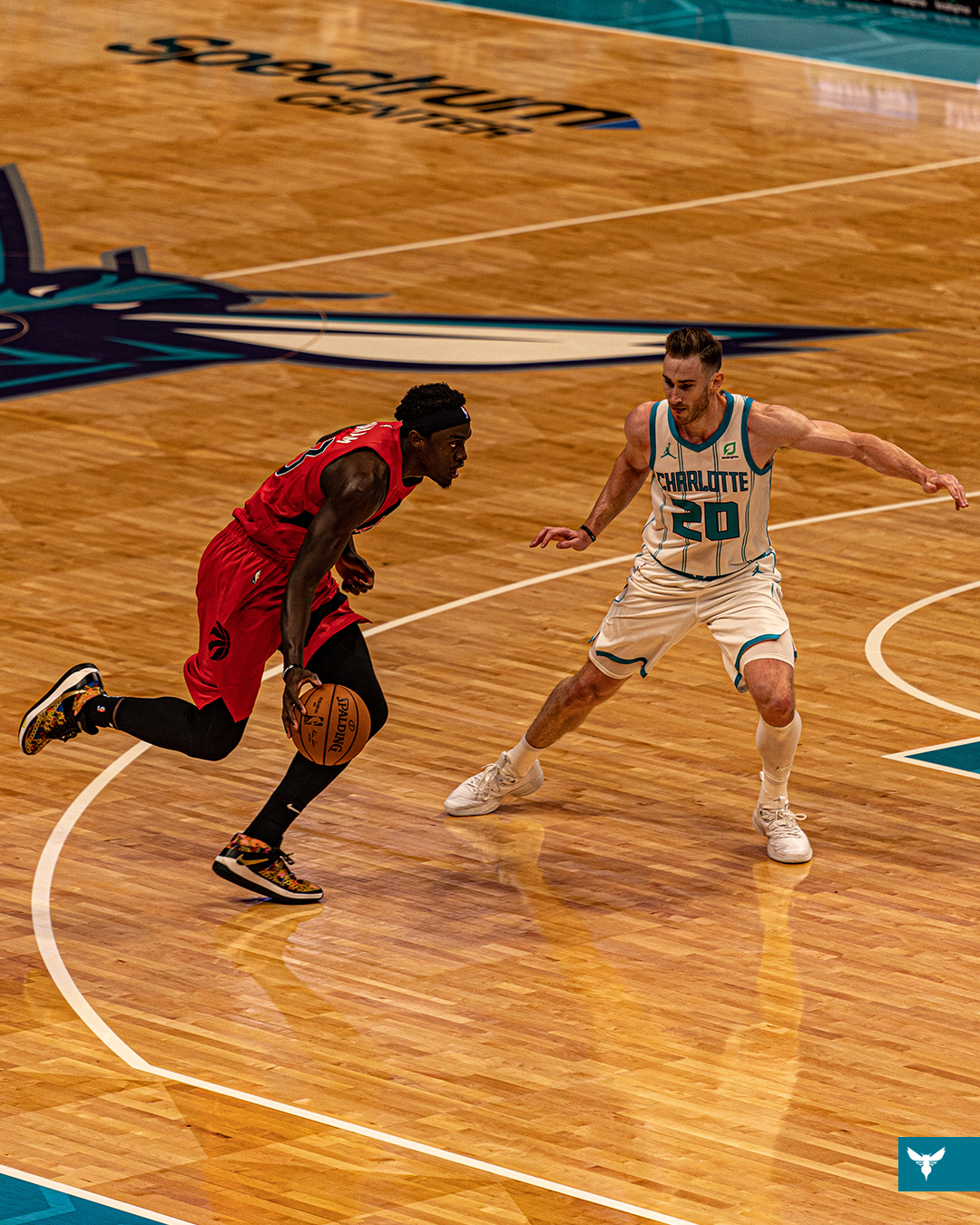 2020-21赛季NBA季前赛猛龙111-100战胜黄蜂，西亚卡姆外线持球，一步加速度突破海沃德