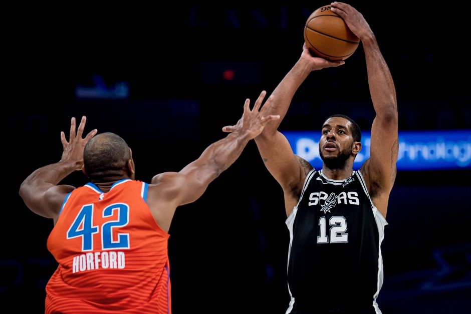 NBA常规赛马刺112-102击败雷霆
