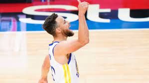 北京时间4月20日，2020-2021赛季NBA常规赛精彩图片：勇士客场107-96战胜76人，库里砍下49分3篮板5助攻，并且命中10记三分。
