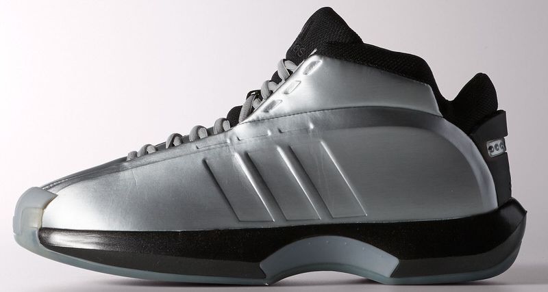 adidas The Kobe，俗称“科四”。最有名的大面包鞋，后来复刻脚Crazy1.
