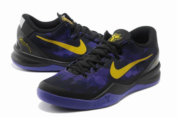 Zoom Kobe8，2012-13赛季，科比迎来了纳什和霍华德。2013年4月12日，科比在对阵金州勇士队的比赛中跟腱撕裂，提前结束了赛季比赛，这是让无数球迷最痛心疾首的一次伤病，也让这一双鞋的保护性引起球迷大大的质疑。