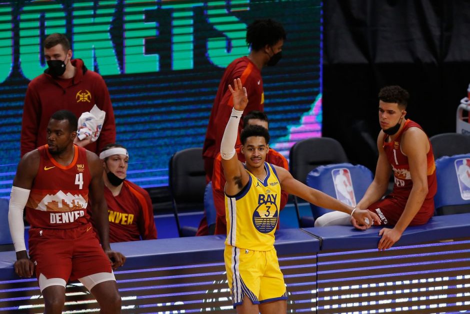 北京时间4月24日，2020-2021赛季NBA常规赛精彩图片：掘金客场97-118不敌勇士，库里砍下32分8篮板3助攻的数据帮助勇士取胜。