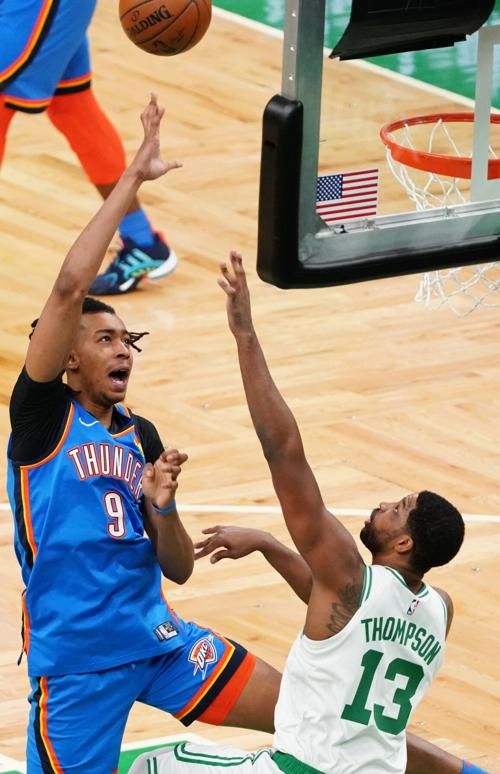 北京时间4月28日，2020-2021赛季NBA常规赛精彩图片：雷霆客场119-115战胜凯尔特人，布朗空砍39分11篮板3助攻的数据无奈输球。