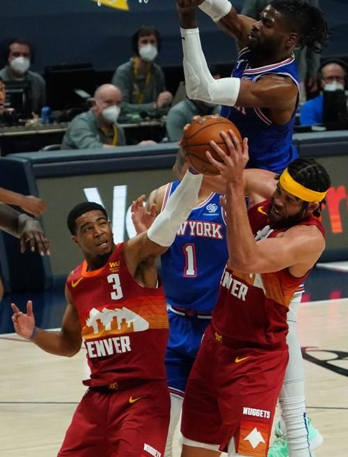 北京时间5月6日，2020-2021赛季NBA常规赛精彩图片：尼克斯客场97-113不敌掘金，约基奇砍下全场最高的32分外加12篮板6助攻的数据帮助球队取胜。