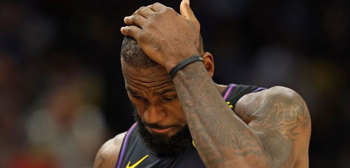 议起复盘|詹姆斯考虑换队为何难以实现?NBA劳资协议扼杀交易