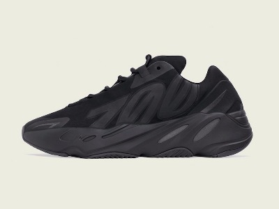 这双Yeezy 700 MNVN「黑武士」有点帅，预计将在春季发售