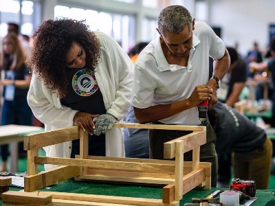 经典永不过时让人回味无穷，奥巴马身穿绿尾参加活动