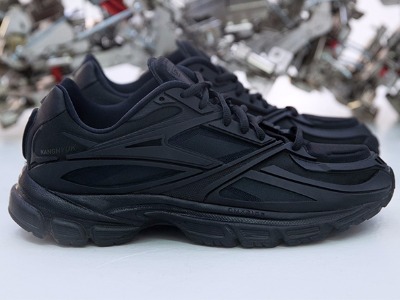  KANGHYUK ×  Reebok 最新联名合作款释出，全黑色的老爹鞋装扮，尽显高街质感