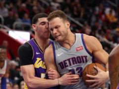 湖人VS活塞：球哥秀操作1人包攬5佳球，1挑3上籃引來勒布朗致敬