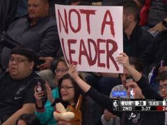 一球迷举着“NOT A LEADER”标语讽刺莱昂纳德
