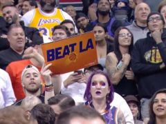 太阳主场诸多球迷手持标语：Beat LA