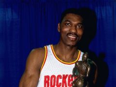 哈基姆-奥拉朱旺以场均13.5个篮板获得1988-89赛季篮板王