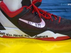 世上没有第二个你 塔克鞋上写“R.I.P. KB”悼念科比