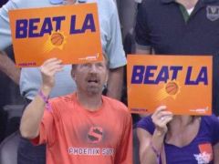 太阳主场诸多球迷手持标语：Beat LA