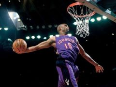 經(jīng)歷了NBA22年的文斯-卡特，生涯第一球和最后一球都穩(wěn)穩(wěn)命中
