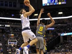 伯克24+5霍樂迪30+5，獨行俠7人上雙加時險勝灰熊