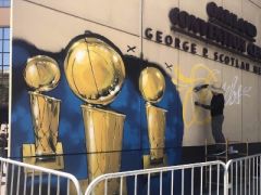 勇士球迷接机盛景 全城欢迎英雄NBA总决赛夺冠归来