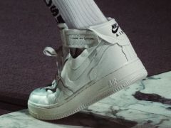  CdG x Nike Air Force 1 Mid 首次亮相！简约又不失设计感