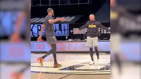【NBA集錦】淚牛滿面！杜蘭特與庫里相擁寒暄還愛撫了下小腦袋瓜