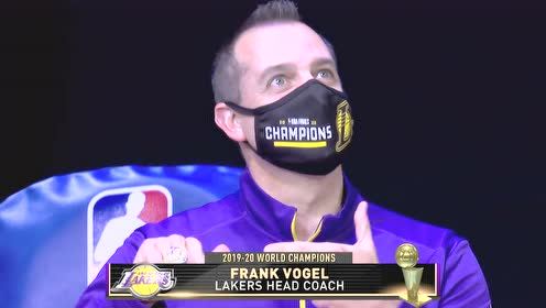 【NBA集锦】太暖心了!医护人员为湖人助教颁发戒指