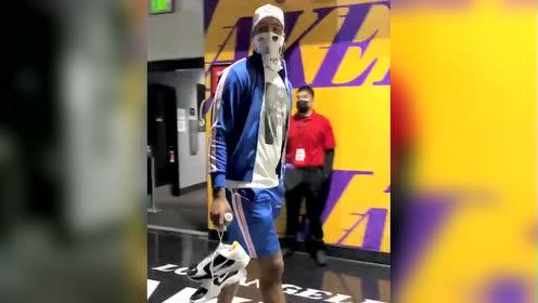【NBA集锦】全是模特身材!湖人全队步入球场太有范儿了