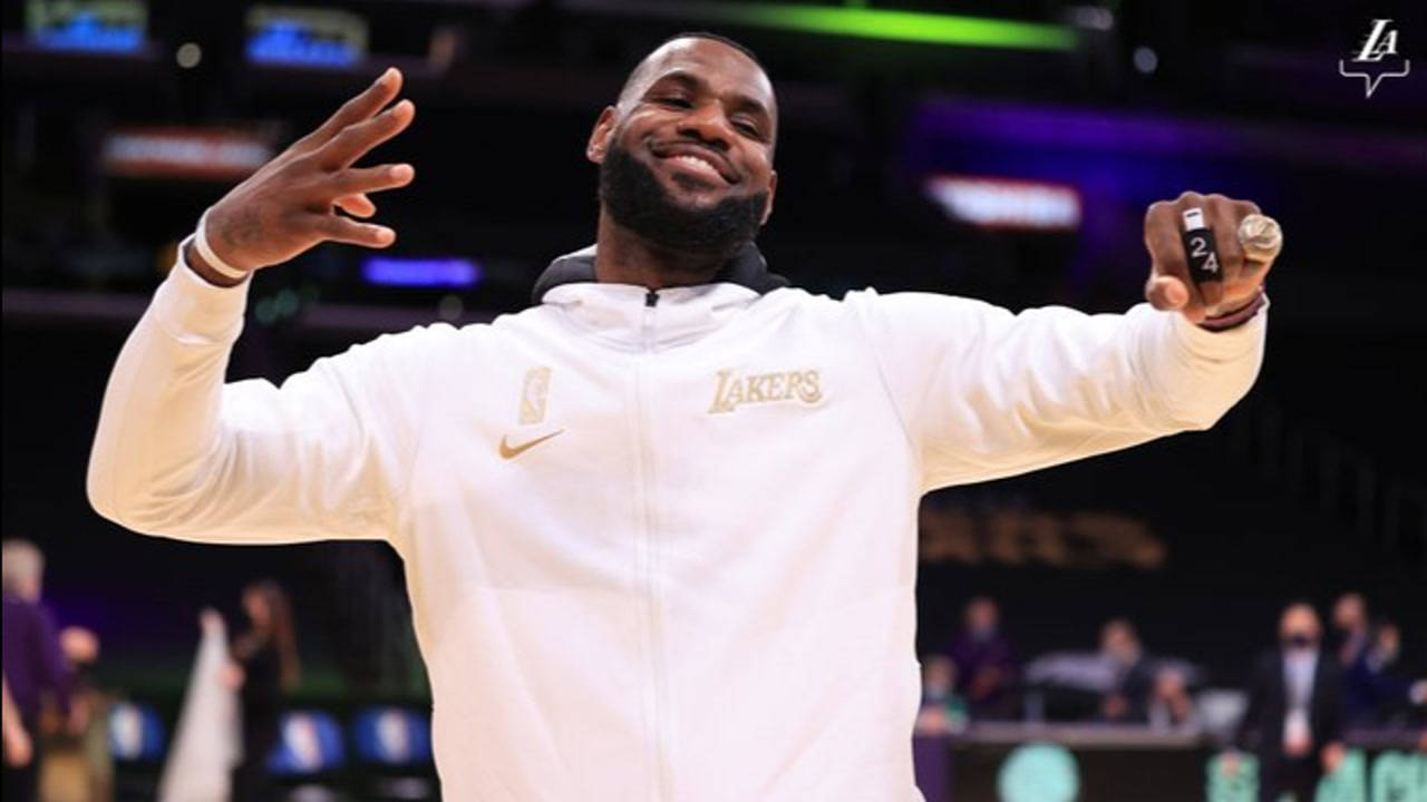 【NBA集锦】感人!湖人用总冠军戒指纪念科比,总经理比24手势致敬