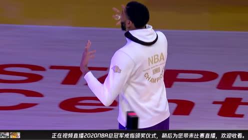 【NBA集锦】暖心!浓眉家人为其颁发生涯首个总冠军戒指
