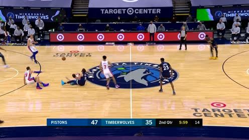 【NBA集锦】内传内的绝妙配合 普拉姆利篮下轻松暴扣得手
