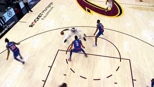 【NBA集錦】再次上演高難度動作 小南斯籃下起跳雙手拿球扣籃