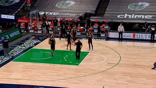 【NBA集錦】東契奇末時不滿判罰怒喊裁判被追加技犯 生氣踹場邊桌椅
