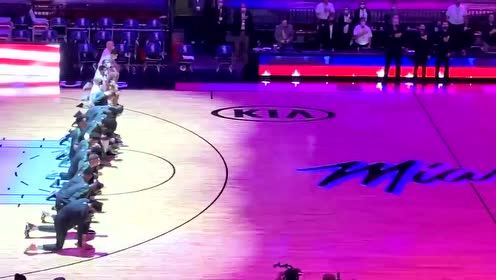 【NBA集錦】拒絕下跪！綠軍熱火集體下跪抗議，只有萊昂納德一人站著唱國(guó)歌