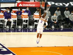 NBA精彩图片:常规赛太阳123-115击败猛龙