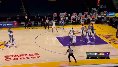 【NBA集锦】人生就得来点运气 库兹马篮下捡漏轻松上篮