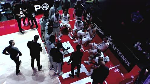 【NBA集锦】把教练气得不轻!一言不发战术板直接扔在椅子上