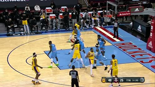 【NBA集锦】詹姆斯投完三分不看筐 替补席都疯狂了！