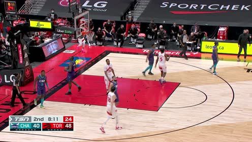 【NBA集锦】到了篮下就能为所欲为了 鲍威尔双手暴扣篮筐都颤抖