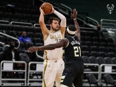 NBA常规赛:三节战罢,雄鹿84-81领先独行侠
