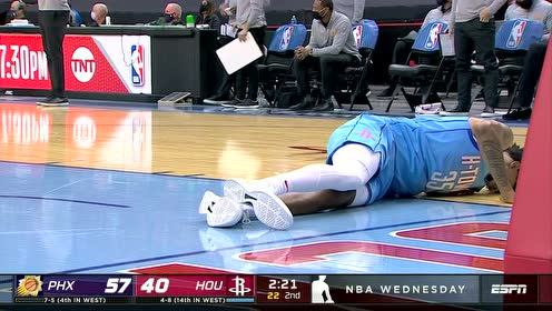 【NBA集锦】突发状况 伍德行进间无对抗崴脚走回更衣室