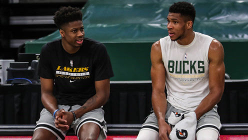 【NBA集锦】兄弟聚首！雄鹿战湖人赛前 字母哥与小老弟亲切寒暄