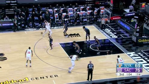 【NBA集锦】巴恩斯冲击篮下1V3 空中轻巧拉杆将球打进