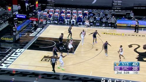 【NBA集锦】兰德尔展现绝佳大局观 尼克斯连续灌筐打爆国王内线