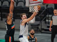 NBA精彩图片:独行侠122-117险胜马刺,东契奇36+9+11险三双!
