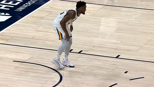 【NBA集锦】米切尔对抗中意外倒地 怀斯曼反击单手劈扣