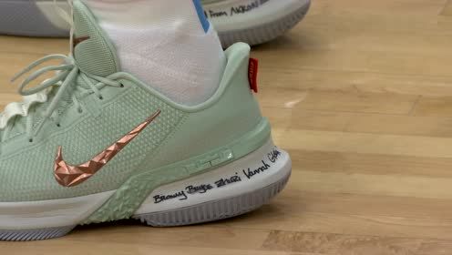 【NBA集錦】顧家好男人 詹姆斯將家人名字寫在鞋子上