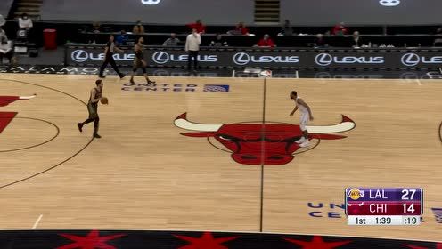 【NBA集錦】你可真是一個老頑童 詹姆斯沖上廣告牌調(diào)皮漫步